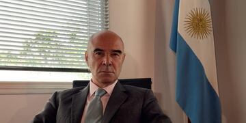 ACOMPAÑA CRÓNICA*** AME3783\u002E SAN ISIDRO (ARGENTINA), 23/10/2019\u002E- El candidato presidencial argentino Juan José Gómez Centurión, lider del Frente Nos (derecha), posa el 3 de octubre de 2019 durante una entrevista con Efe en la localidad bonaerense de San Isidro (Argentina)\u002E Hace tiempo que los colores verde y celeste tienen un significado especial en Argentina\u002E Mientras el primero representa a quienes exigen que se despenalice el aborto, el segundo simboliza todo lo contrario\u002E Una \