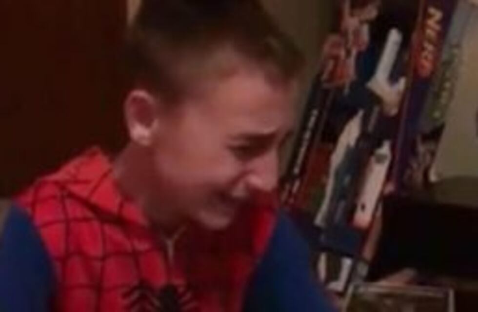 La emoción del chico que recibió el mejor regalo de Navidad de su vida