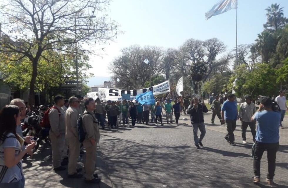 El SOEM y ATE, reclaman frente a Casa de Gobierno