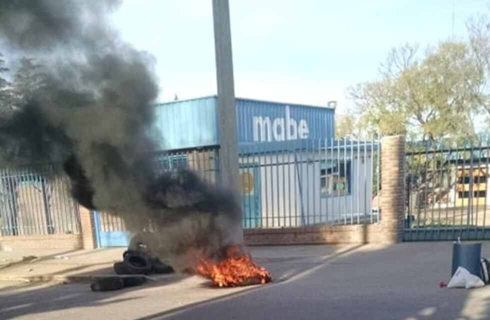 Los trabajadores de la fábrica MABE se manifestaron ante las suspensiones sin aviso
