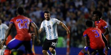 BAS75\u002E BUENOS AIRES (ARGENTINA), 29/05/2018\u002E- El jugador de Argentina Sergio Agüero (c) disputa el balón con Ricardo Ade (d) de Haití hoy, martes 29 de mayo de 2018, durante un partido amistoso en el estadio Alberto J\u002E Armando \