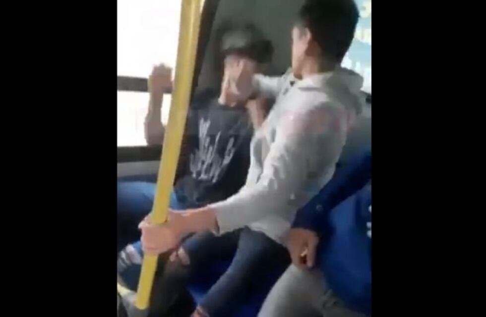 El joven que atacó a otro en un colectivo protagonizó una nueva golpiza