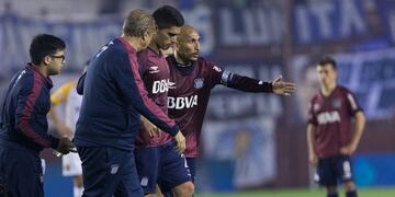 El paraguayo deja la cancha de Lanús, acompañado por el Cholo\u002E En dos meses podría volver a practicar\u002E