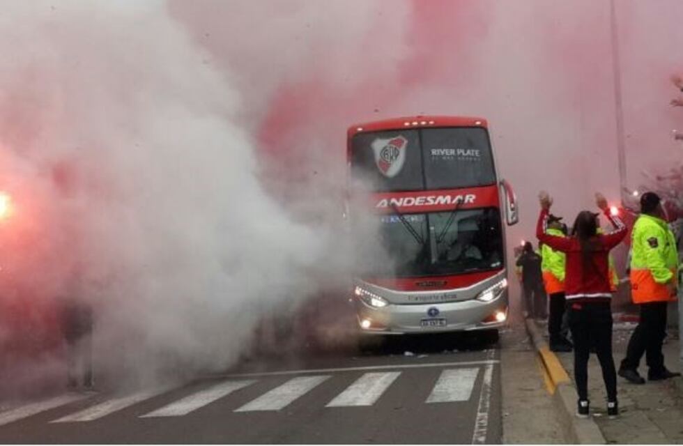 El plantel de River fue recibido por cientos de hinchas en el Monumental