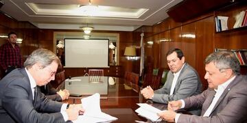 Peppo, durante sus gestiones en Buenos Aires, suscribió un convenio con el director ejecutivo del Fondo Fiduciario para el Desarrollo Provincial\u002E (Prensa Gobierno)