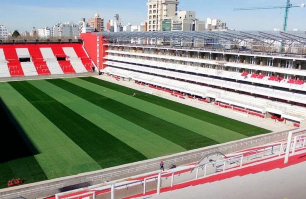 Vandalizaron el león inflable que habían preparado para la inauguración de la cancha de Estudiantes