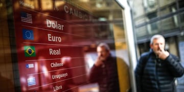 AME6650\u002E BUENOS AIRES (ARGENTINA), 13/08/2019\u002E- Un transeúnte camina frente a una pantalla que informan el valor de monedas extranjeras, encabezadas por el dólar, respecto al peso argentino este martes, en Buenos Aires (Argentina)\u002E El peso argentino volvió a devaluarse ante el dólar este martes en la apertura de los mercados tras el desplome del lunes, mientras que el riesgo país alcanzó los 1\u002E600 puntos básicos, lo que supone la cifra más alta desde que el Gobierno de Mauricio Macri asumió hace casi 4 años\u002E EFE/ Juan Ignacio Roncoroni