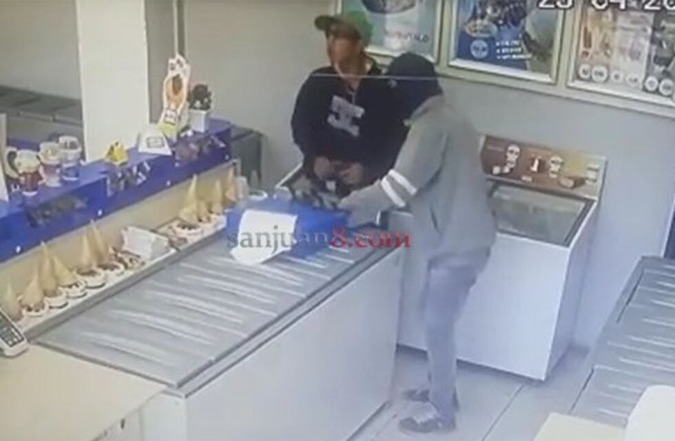 Entraron a robar armados a una heladería y quedaron grabados