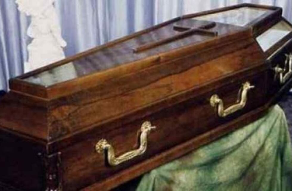 Esperando la carroza: la dieron por muerta, la llevaron a una funeraria, pero estaba viva