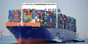 In this April 1, 2019, photo, tugboats move a container ship at a port in Qingdao in eastern China's Shandong Province\u002E Data released Friday, April 12, 2019, shows that China's exports rebounded from a contraction in March and sales to the United States grew strongly despite President Donald Trump's tariff hikes\u002E(Chinatopix via AP) china exportaciones barco barcos contenedor contenedores barco containers contenedoress