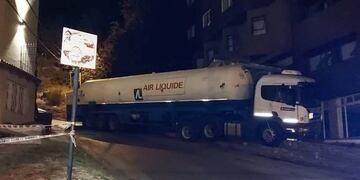 Un conductor perdió el control de su camión y terminó incrustado en un hotel