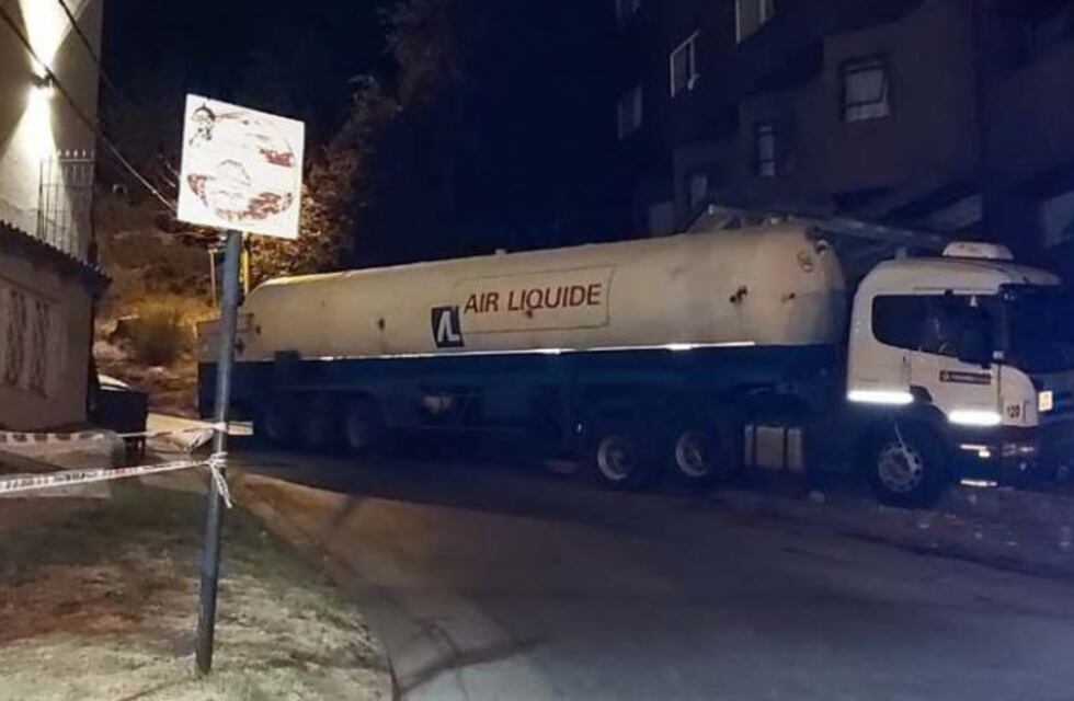 Un conductor perdió el control de su camión y terminó incrustado en un hotel