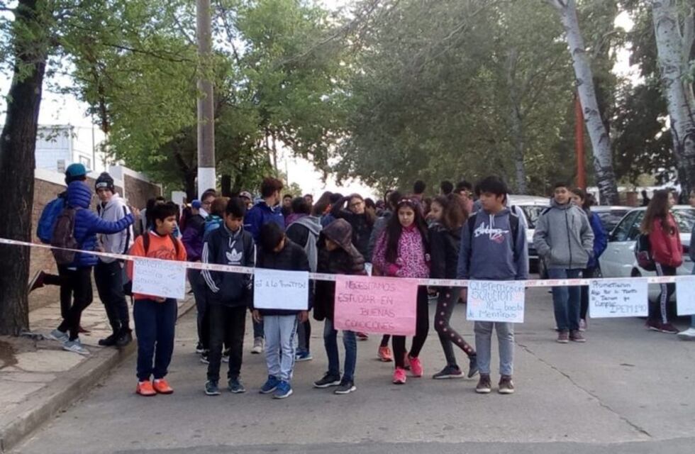 Carlos Paz: alumnos de la Escuela IPEM 190 reclamaron por un nuevo edificio