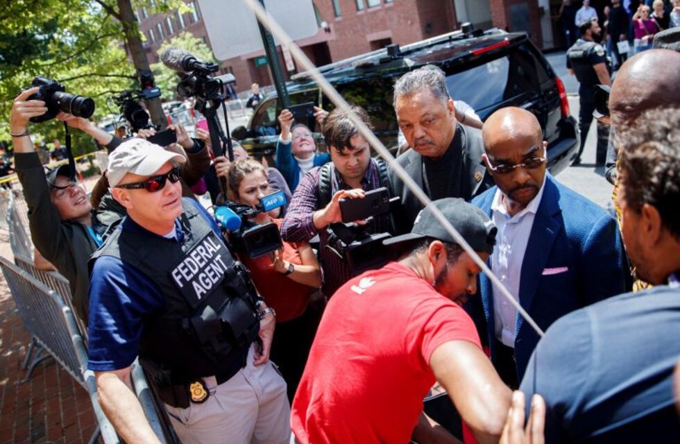 La policía ingresó a la Embajada de Venezuela en Estados Unidos y detuvo a cuatro activistas