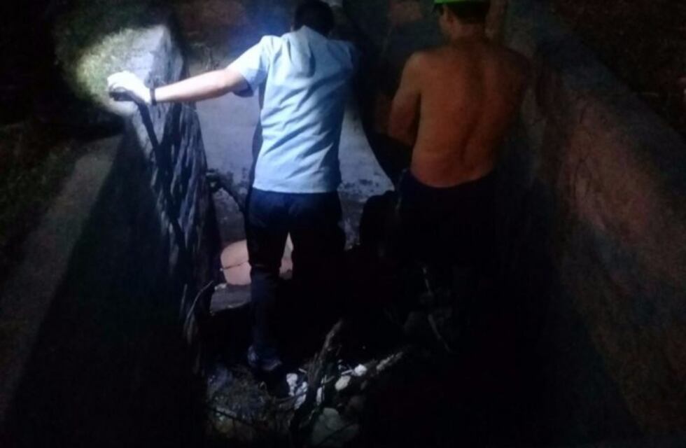 Borracho cayó en un desagüe y tuvo que ser rescatado por bomberos