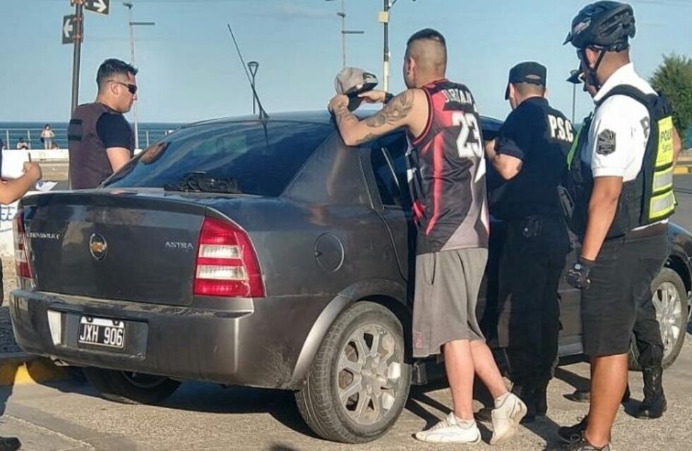 Atrapan a jóvenes con arma y droga
