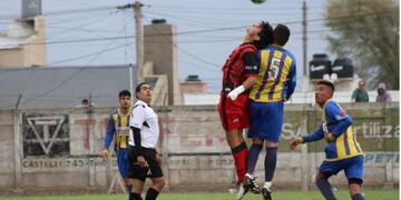Colegiales venció 2-1 a Independencia y mantuvo la punta del campeonato