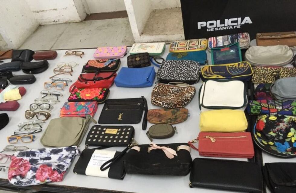 Buscan a los dueños de los objetos robados por la pareja de mecheros en bares