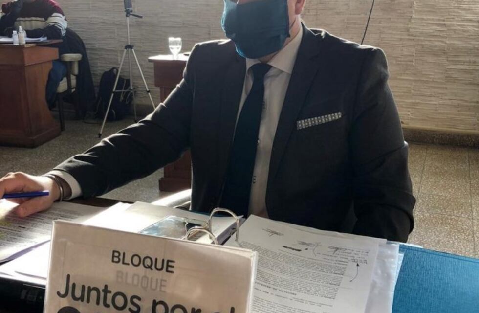 "Un grupo de ex concejales tiran al piso y escupen a la función política"