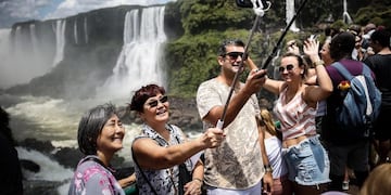 Turistas toman fotografías el 8 de febrero pasada con los saltos del Parque Nacional Iguazú como escenarios\u002E EFE/ Juan Ignacio Roncoroni