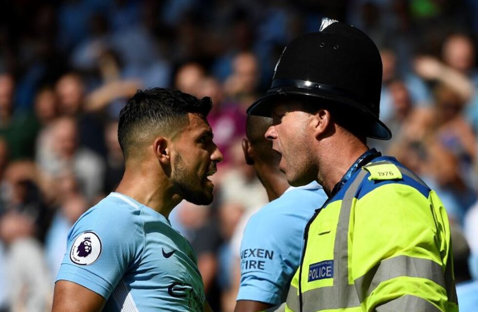 Sergio Agüero se peleó con un policía para defender a un hincha