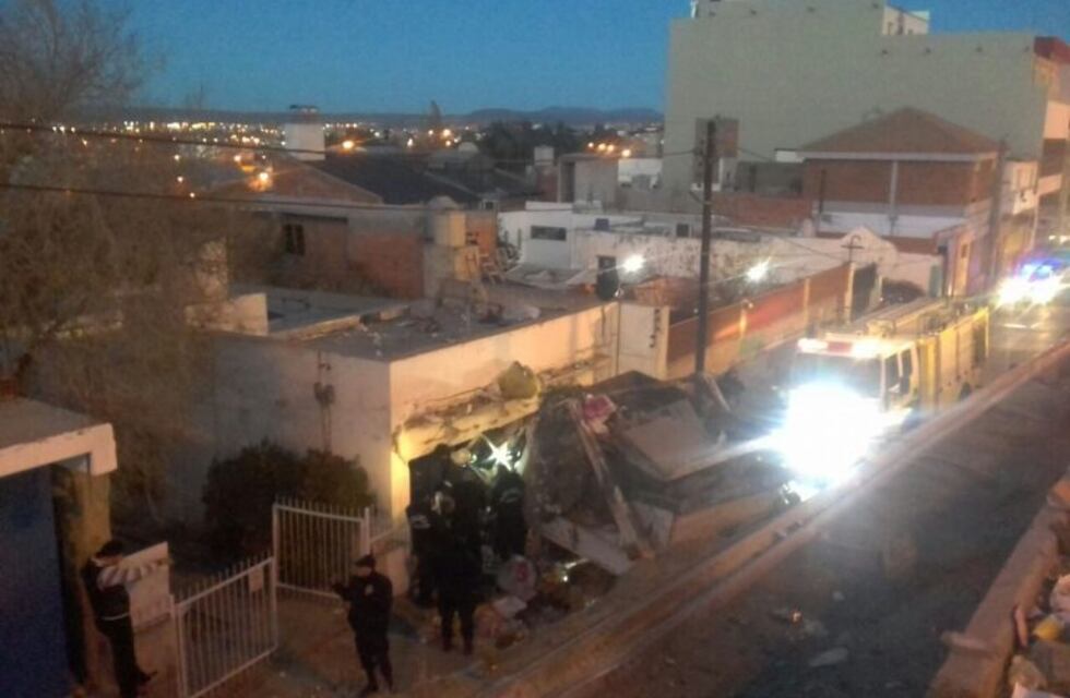 Grave accidente: un camión perdió el control y se incrustó contra una vivienda