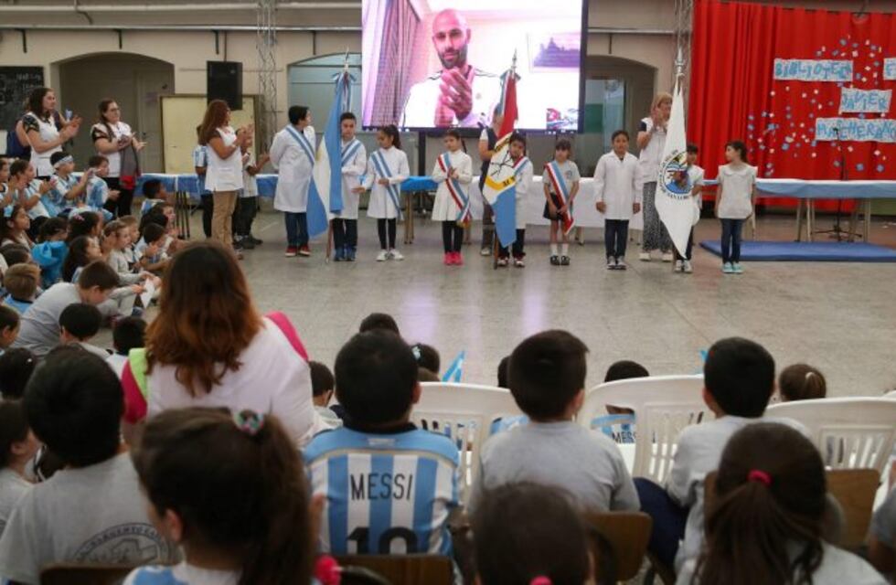 Mascherano inauguró por Skype una biblioteca futbolera con su nombre en San Lorenzo