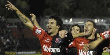 Newell's Old Boys' (L-R) forward Ignacio Scocco, midfielder Horacio Orzan and  forward Maximiliano Rodriguez celebrate after defeating to Boca Juniors in penalty shoot-out during their Copa Libertadores 2013 quarterfinals second leg football match at Marcelo Bielsa stadium in Rosario, some 350 Km north of Buenos Aires, Argentina, on March 29, 2013\u002E AFP PHOTO / Juan Mabromata\r\n cancha newells maximiliano rodriguez ignacio scocco futbol copa libertadores 2013 futbol futbolistas newells old boys boca juniors