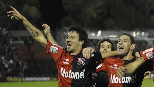 Newell's Old Boys' (L-R) forward Ignacio Scocco, midfielder Horacio Orzan and  forward Maximiliano Rodriguez celebrate after defeating to Boca Juniors in penalty shoot-out during their Copa Libertadores 2013 quarterfinals second leg football match at Marcelo Bielsa stadium in Rosario, some 350 Km north of Buenos Aires, Argentina, on March 29, 2013\u002E AFP PHOTO / Juan Mabromata\r\n cancha newells maximiliano rodriguez ignacio scocco futbol copa libertadores 2013 futbol futbolistas newells old boys boca juniors