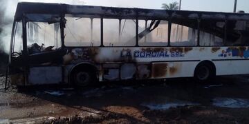 Se prendió fuego un colectivo en Fontana\u002E (Web)\u002E