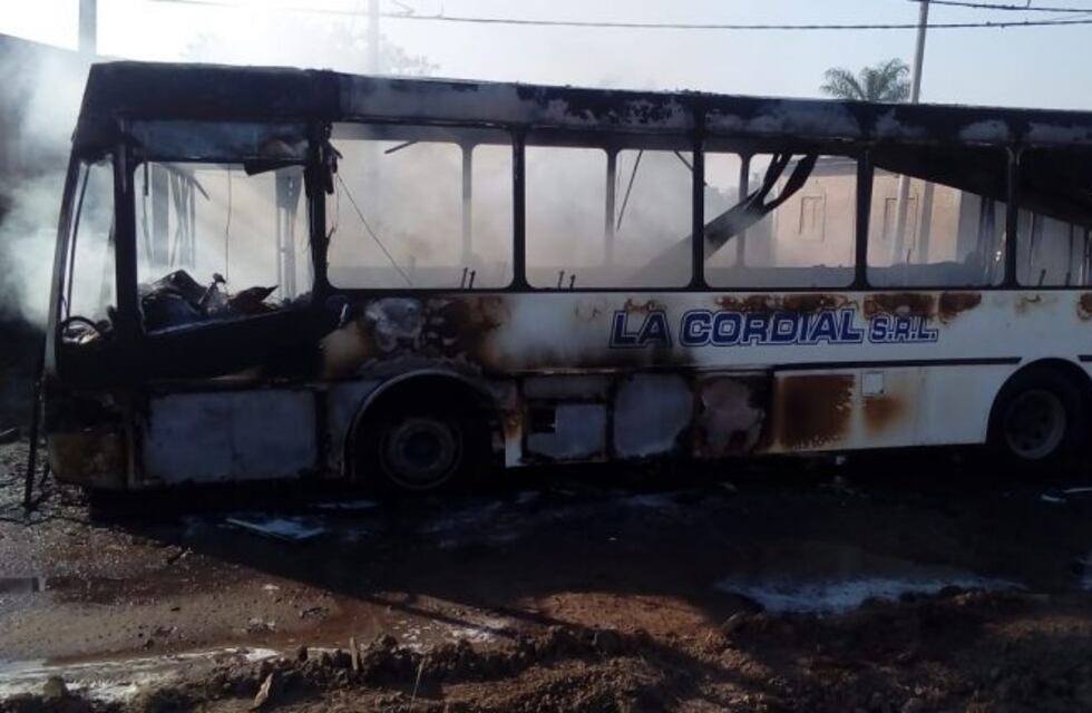 Se prendió fuego un colectivo en Fontana
