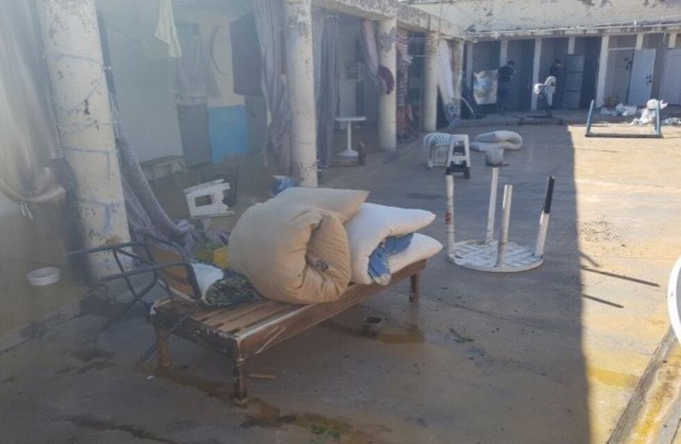 Los presos con buena conducta duermen a la intemperie por falta de espacio