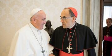 El Papa Francisco junto al Cardenal Philippe Barbarin, Arzobispo de Lyon, en el Vaticano