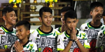 Varios de los doce niños rescatados del interior de una cueva en el norte de Tailandia saludan\u002E