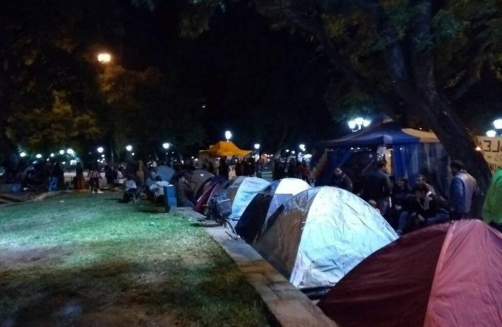 Continúa el acampe anti - fracking en la Plaza Independencia