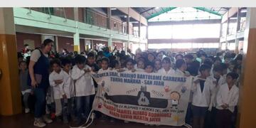 Los alumnos de primaria decoraron una bandera para dos de los sanjuaninos que fueron a esa escuela\u002E