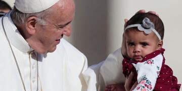 07 November 2018, Vaticano, Ciudad de Vaticano: El Papa Francisco acarica a una niña durante su tradicional audiencia general semanal en la Plaza de San Pedro\u002E Foto: Evandro Inetti/ZUMA Wire/dpa +++ dpa-fotografia +++