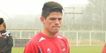 El defensor central salió con una molestia de la práctica y está en duda para este viernes ante Mitre de Santiago\u002E