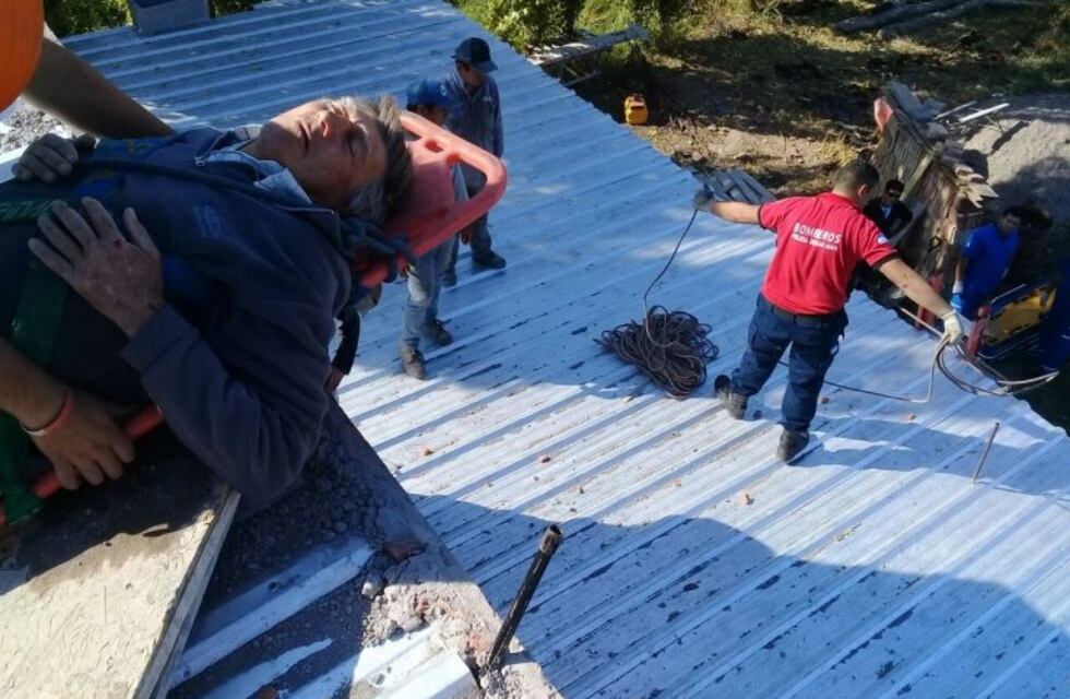 Se salvó de milagro: rescatan a un hombre al que se le cayó una pared