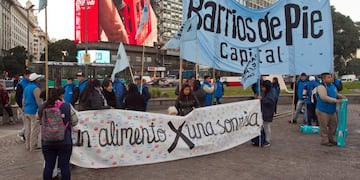 DYN03, BUENOS AIRES 17/05/2017, LA ORGANIZACIÓN SOCIAL BARRIOS DE PIE SE MANIFIESTA ESTA MAÑANA EN EL OBELISCO\u002E FOTO: DYN/ALBERTO RAGGIO\u002E ciudad de buenos aires  olla popular de barrios de pie frente al obelisco jornada protesta piqueteros reclaman que el gobierno declare la emergencia alimentaria