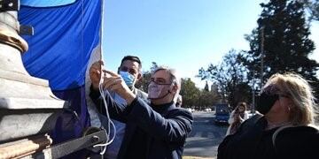 El intendente Martín Llaryora izó la bandera como símbolo de la tolerancia y el respeto\u002E Intentaron vandalizarla\u002E