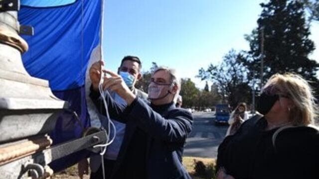 El intendente Martín Llaryora izó la bandera como símbolo de la tolerancia y el respeto\u002E Intentaron vandalizarla\u002E