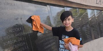 El rosarino fue acompañado por su abuelo cuando vio que habían vandalizado el lugar\u002E (Télam)