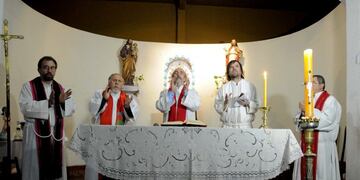 BUENOS AIRES, 29/06/2016, LOS CURAS VILLEROS, ENCABEZADOS POR LOS PADRES PEPE, MINGO REHIN Y EL PADRE TOTO, REALIZARON UNA MISA EN REPUDIO A UNA COMPAÑA EN CONTRA DEL PAPA FRANCISCO, EN LA CAPILLA NUESTRA SRA\u002E DE LUJAN DE LA VILLA 21, DEL BARRIO PORTEÑO DE BARRACAS\u002E \r\nFOTO:DYN/PABLO AHARONIAN\u002E buenos aires Padre 'Pepe' Di Paola padre ingo rehin y padre toto curas villeros misa repudio campaña contra papa francisco capilla nuestra señora de lujan villa 21 curas villeros misa apoyo papa