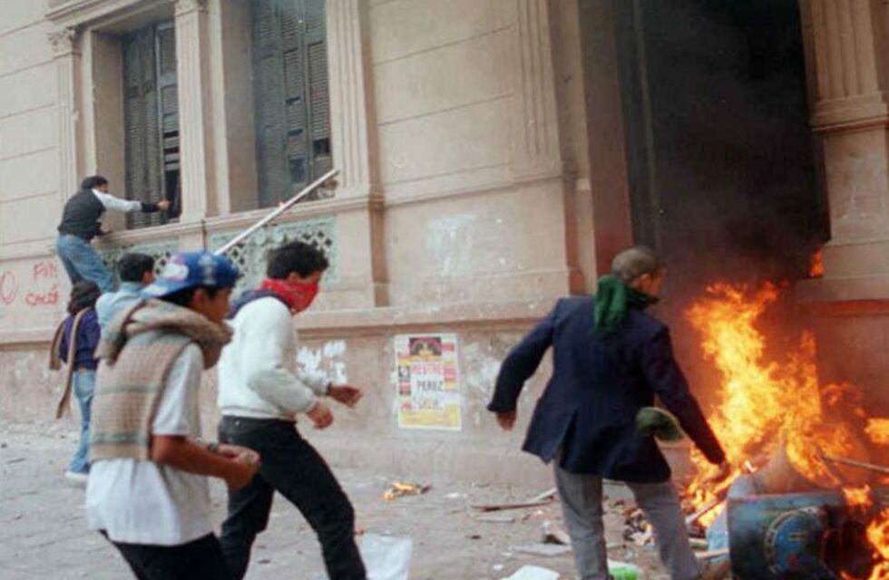 Eduardo Angeloz, el fin de su tercer gobierno y la Casa Radical en llamas