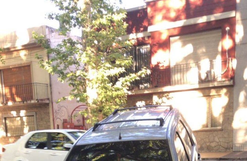 Conducía una camioneta, se descompensó, y terminó dentro de una acequia