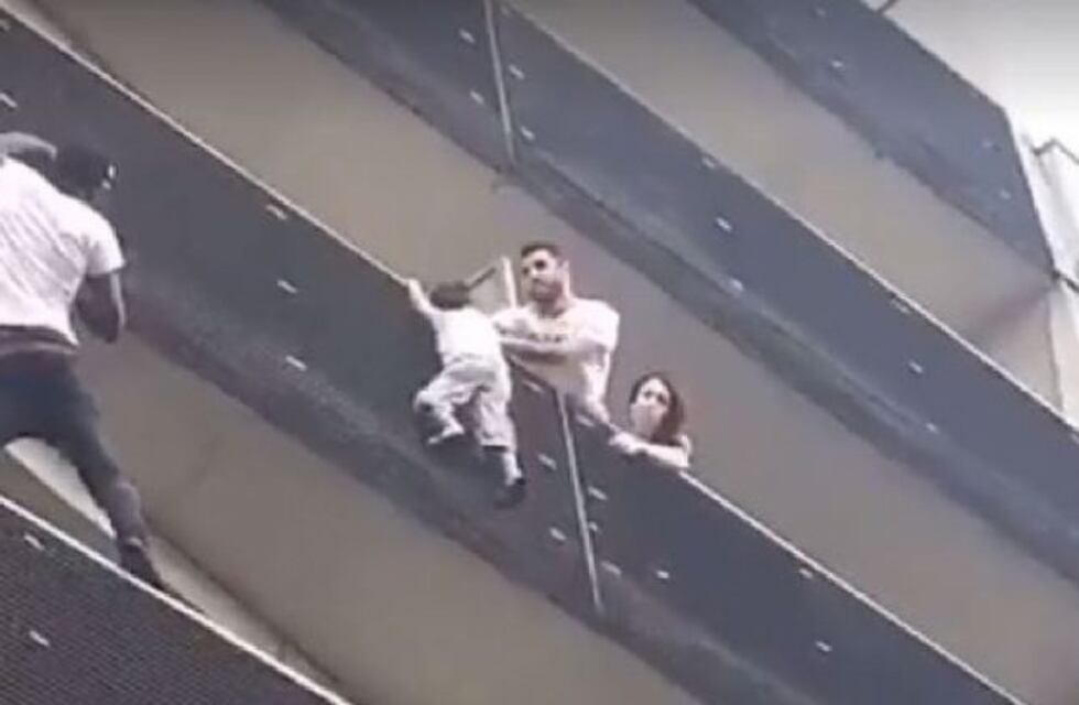 Macron le dará la nacionalidad francesa al inmigrante que le salvó la vida a un bebé