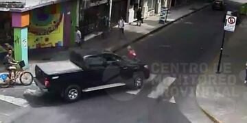 El episodio ocurrió en la esquina de MItre y Tucumán quedó registrado en las cámaras de videovigilancia\u002E (Captura de pantalla)
