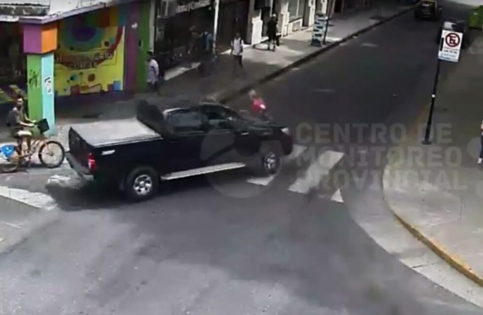 Dobló y no miró: camioneta atropelló a una anciana en la esquina de Mitre y Tucumán