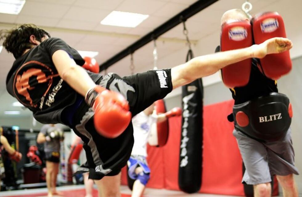 Leonardo "La muerte" Ahumada en una noche de combate en jaula para el kick Boxing